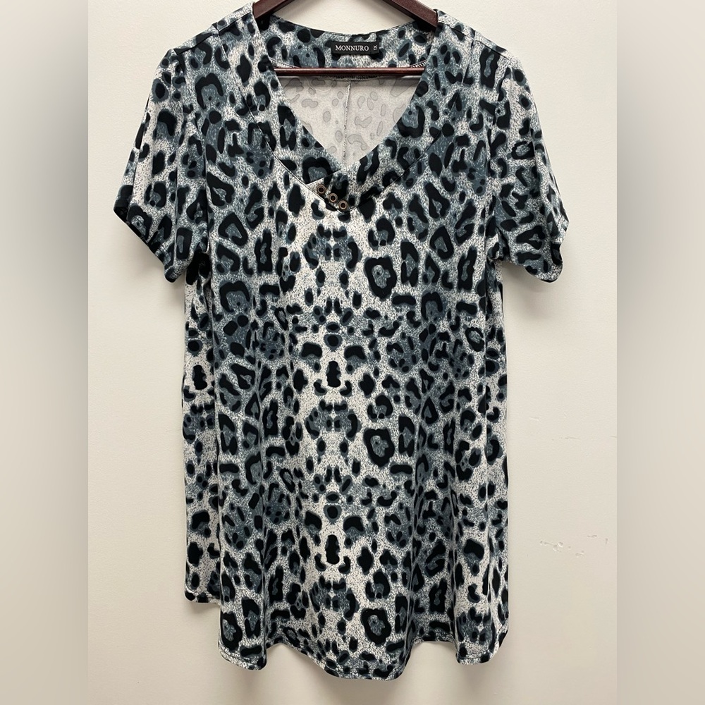 Black & White Leopard-Print V-Neck Women’s Top
